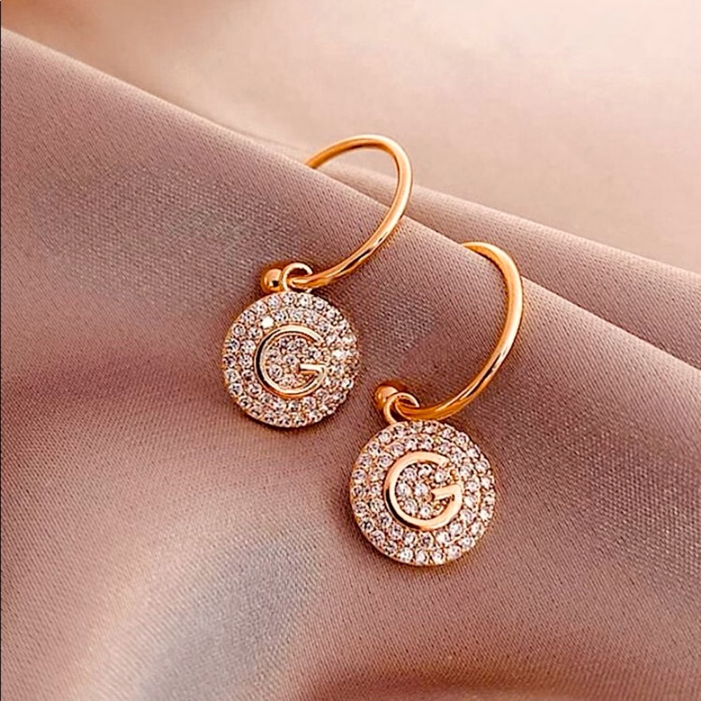 ⭐️ 2/$30 NEW Gold toned G Rhinestone Earrings